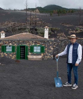 Imagen secundaria 2 - Al quedar sepultada por la ceniza, Vicente puso una baliza para encontrar el lugar donde quedaba su casa y desentarrarla, ahora, con el auxilio de voluntarios