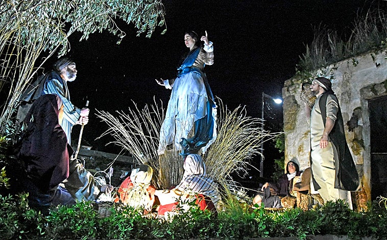 Imagen principal - La Cabalgata &#039;inmóvil&#039; de Higuera de la Sierra salió a la calle desafiando al temporal de lluvia