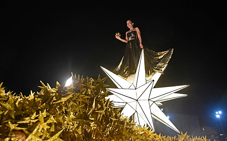 Imagen principal - Diferentes carrozas de la cabalgata de los Reyes Magos de Higuera de la Sierra