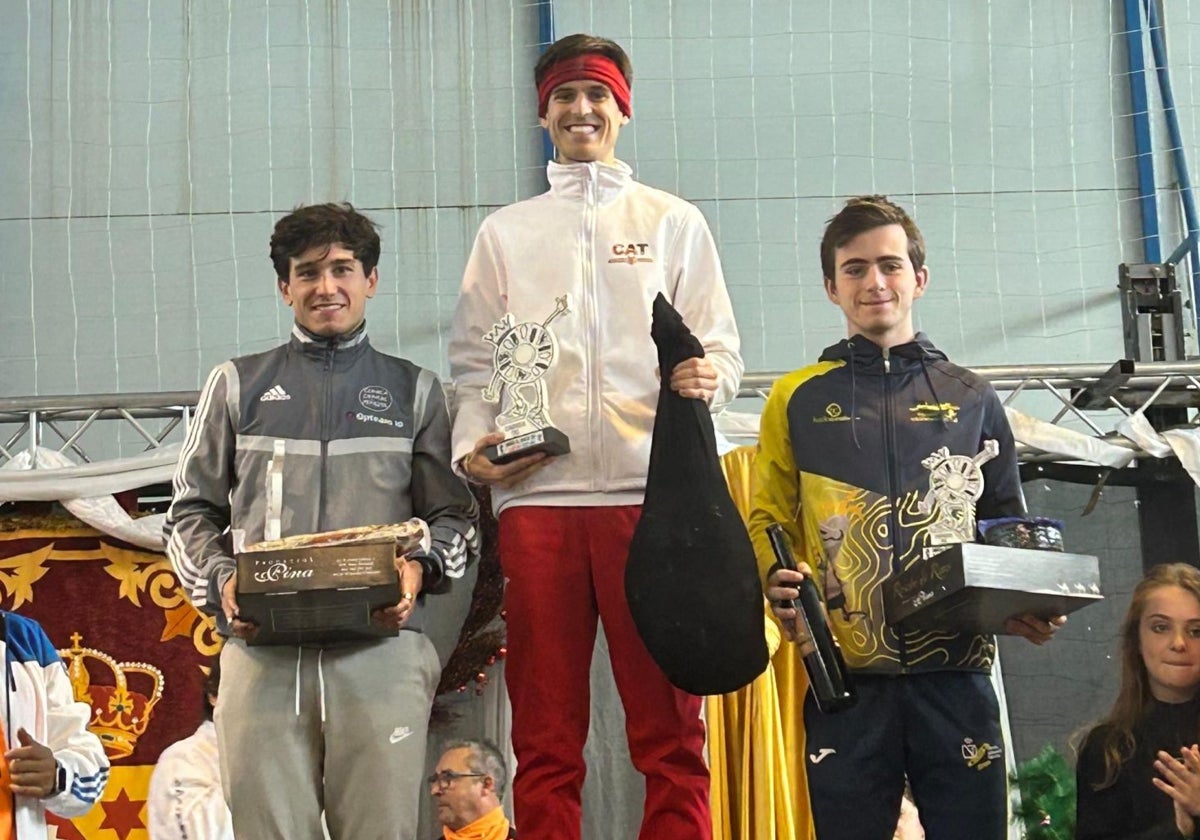 Podio masculino de carrera de Cobisa, con Álvaro Fernández-Salinero en el centro, acompañado de Ángel Sánchez Carreras y Adrián Salto