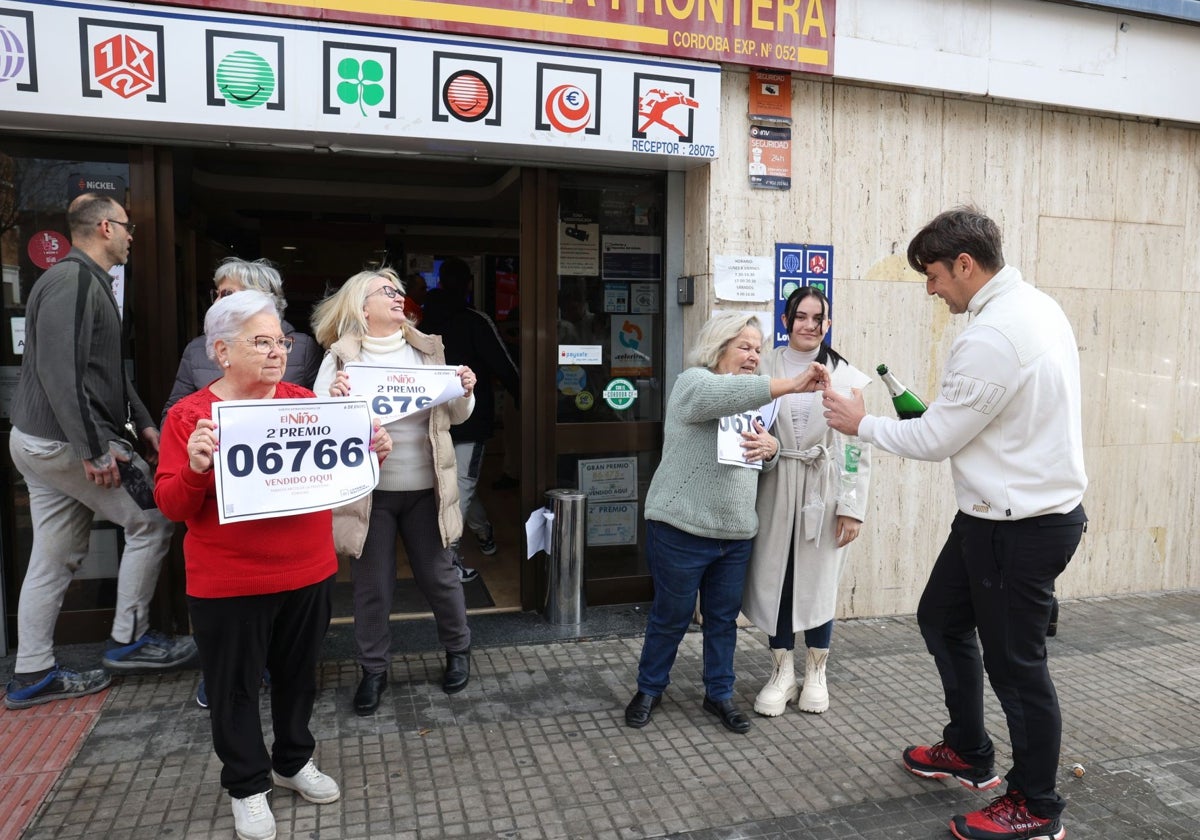 Celebración del segundo premio en el despacho de la calle Arcos de la Frontera, en Fátima