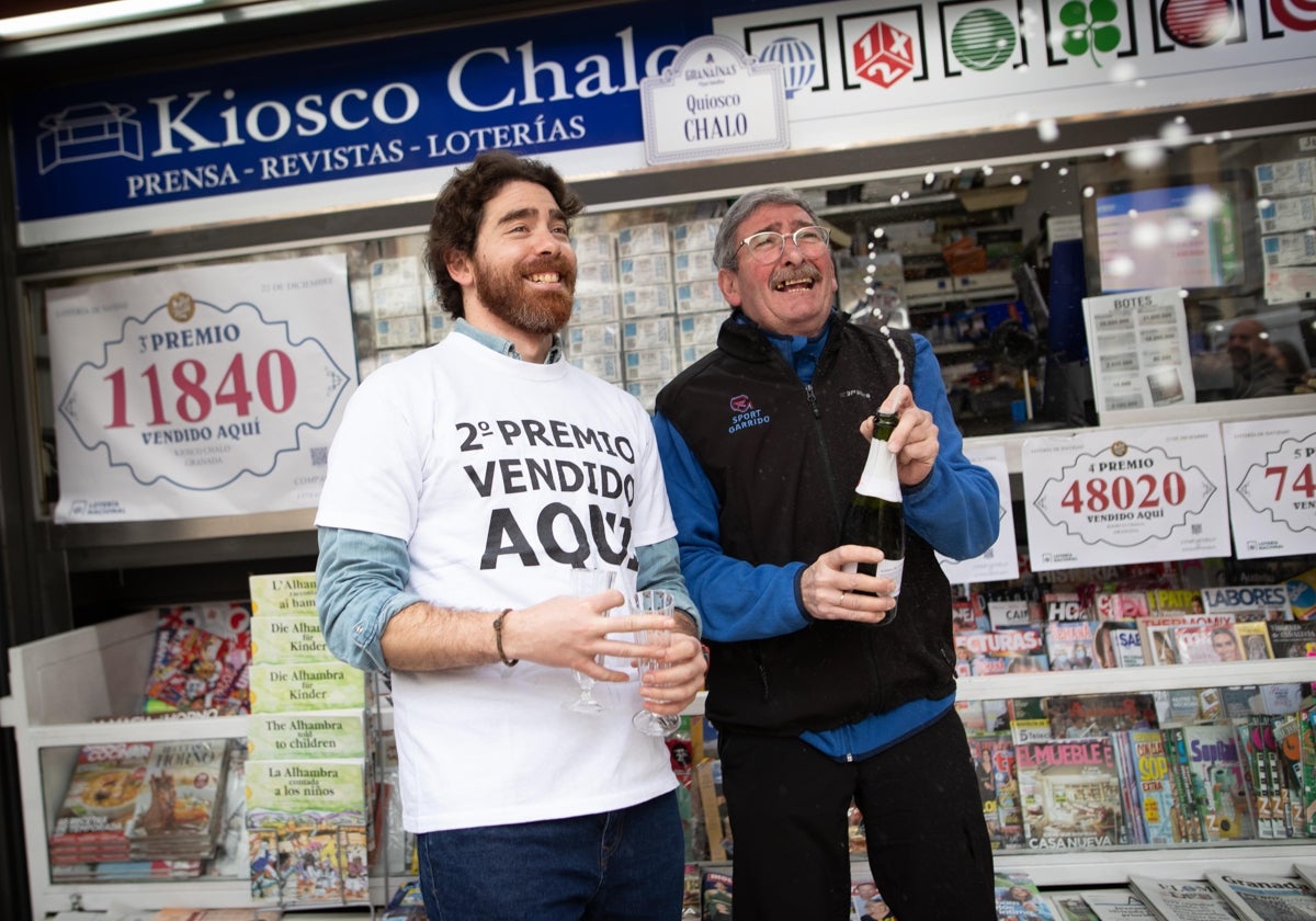 Imagen del propietario del Quisco Chalo de Granada, donde han vendido parte del segundo premio de El Niño