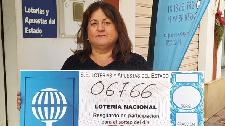 Dueña de Loterías Gamero, en Fuente Palmera, con el número premiado