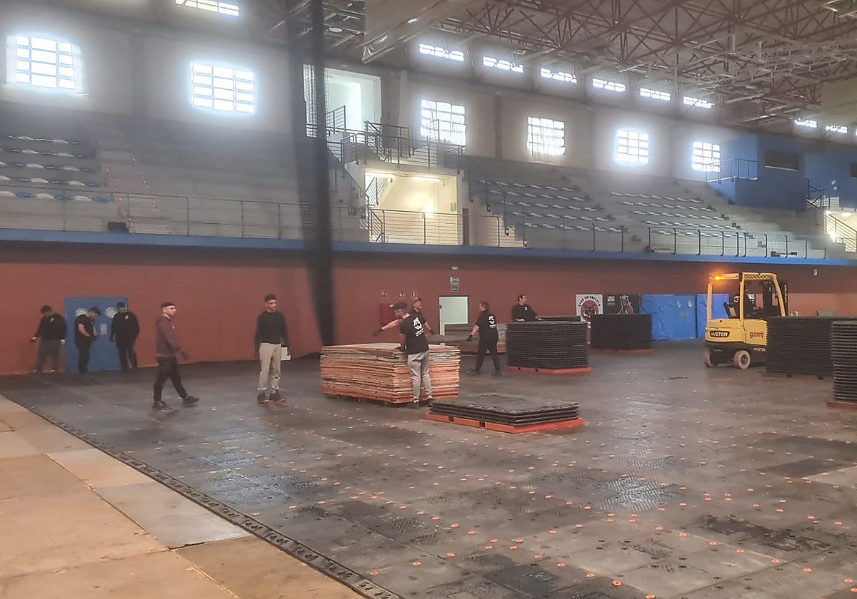 Operarios instalan el suelo especial de alta tecnología para el Benidorm Fest