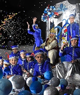 Imagen secundaria 2 - La Cabalgata &#039;inmóvil&#039; de Higuera de la Sierra salió a la calle desafiando al temporal de lluvia