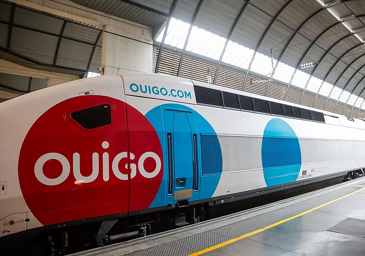 Un tren de Ouigo en la estación de Santa Justa de Sevilla