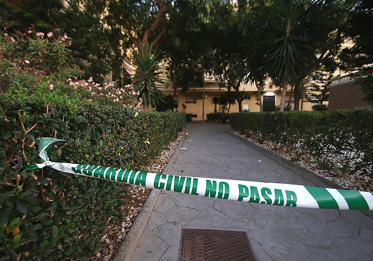 Acceso acordonado a la vivienda donde se produjo el crimen