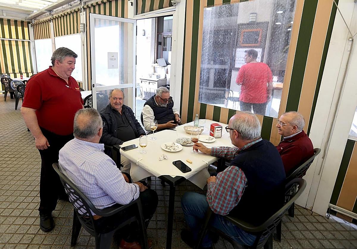 Clientes en un bar de Córdoba.