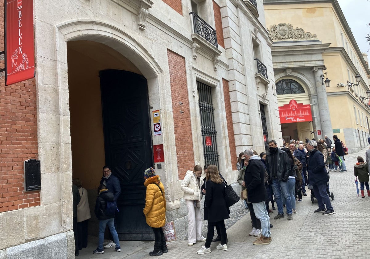 Fila de personas para ver el Belén de la Real Casa de Correos