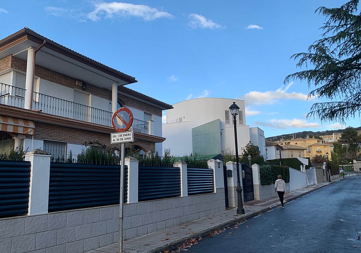 Una mujer camina por la zona del Aradillo en Cabra