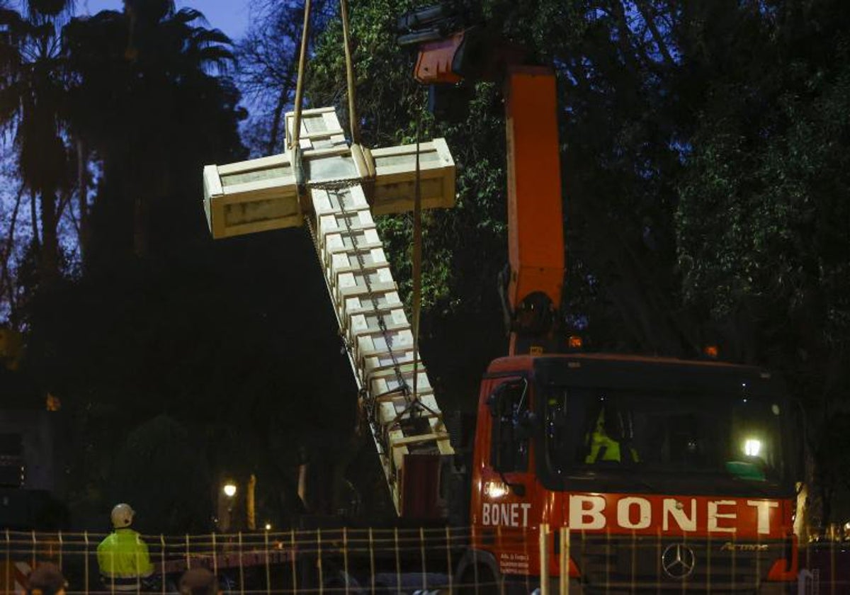 Imagen de la retirada del monumento a los Caídos del parque Ribalta de Castellón