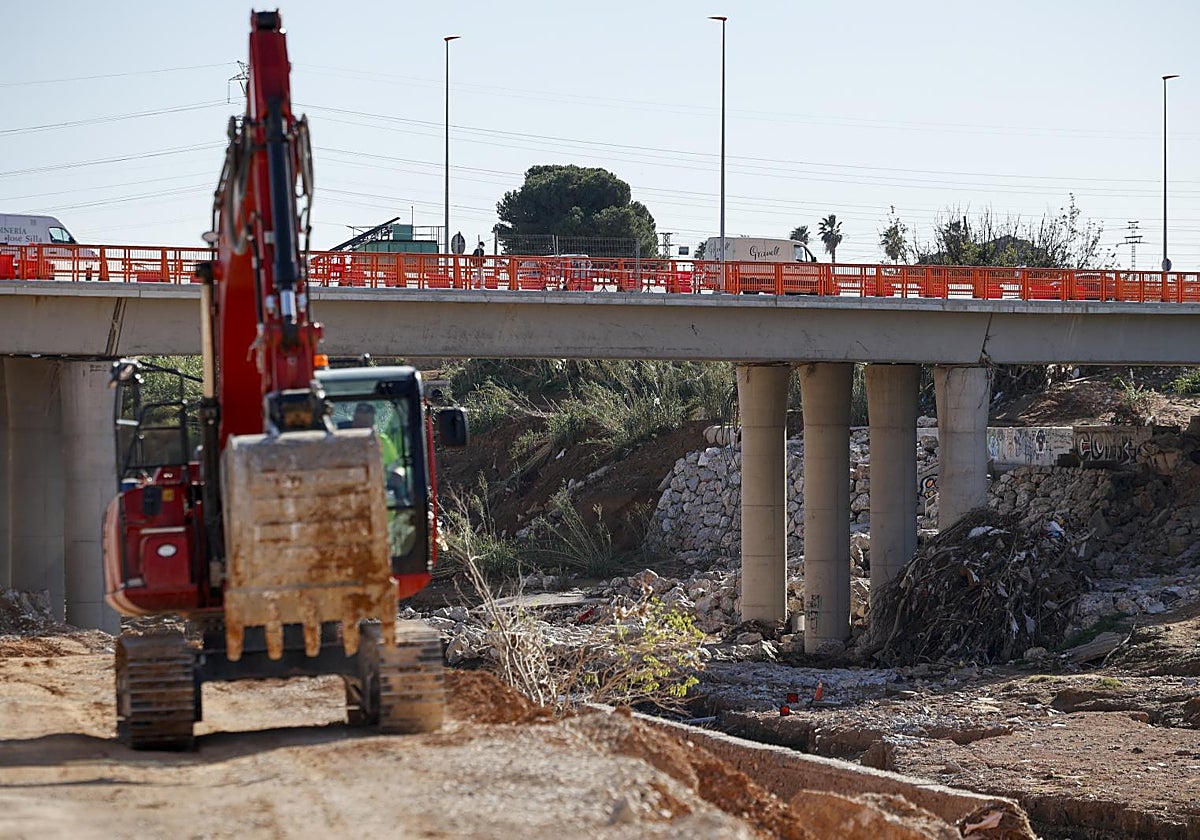 Vista general de las obras de recuperación del puente de la CV-403, en los términos municipales de Torrent y Picanya