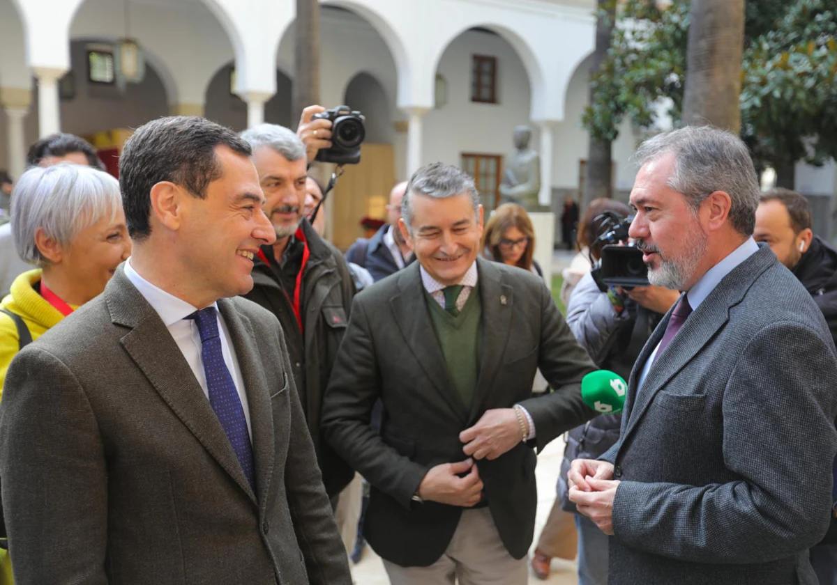 Juanma Moreno y Juan Espadas, en diciembre en la sede del Parlamento andaluz