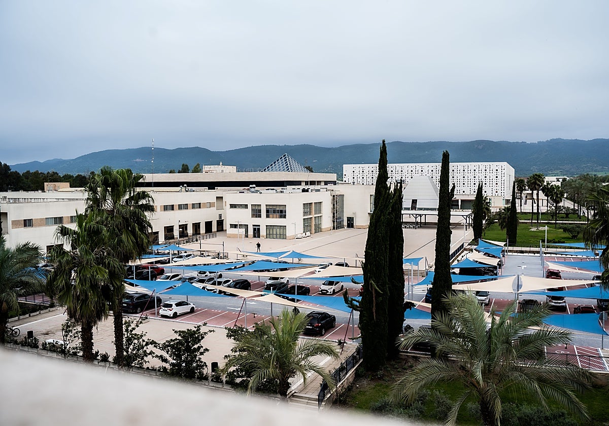Vista de los módulos de oficinas y fábricas desde la zona del aparcamiento, con el Centro de Convenciones al fondo