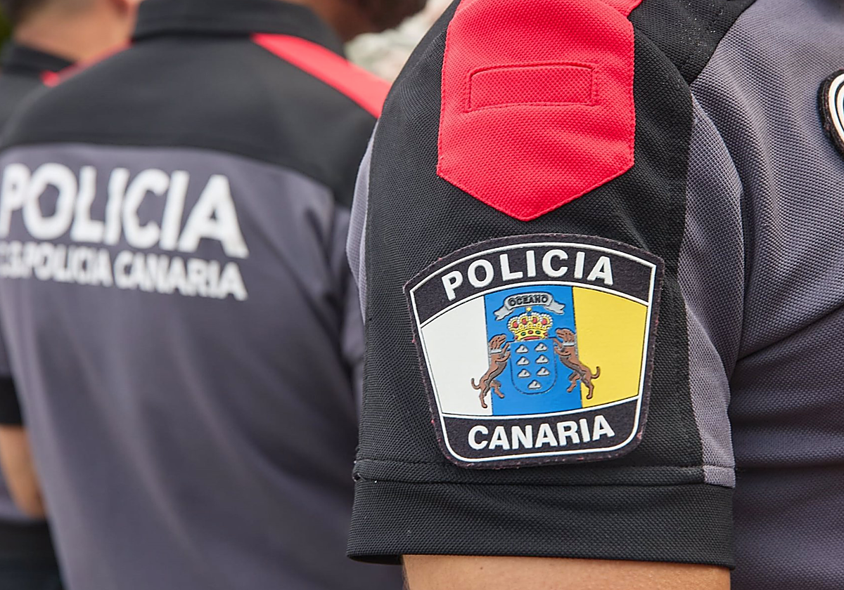 Agente uniformado de la Policía Canaria