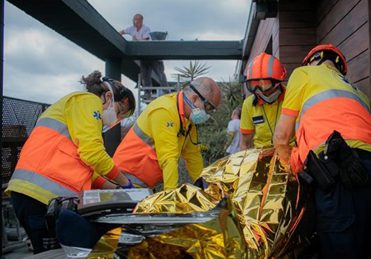 Efectivos de Emergencias atienden a un herido