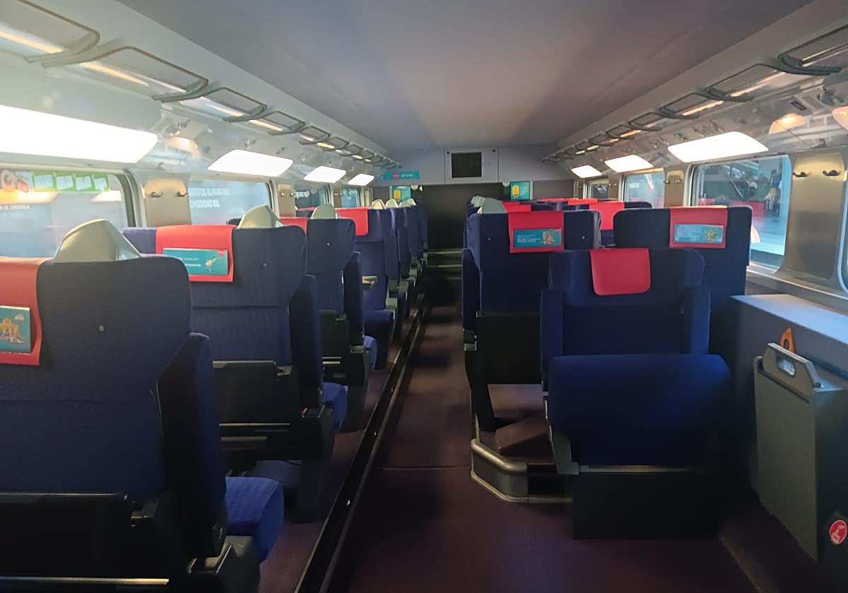 Imagen del tren de Ouigo que ha llegado en la mañana de este martes a la estación de Sevilla