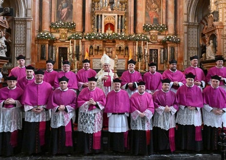 Imagen secundaria 1 - En las imágenes, tres momentos de la toma de posesión en la sala capitular y el altar mayor de la Mezquita-Catedral de Córdoba