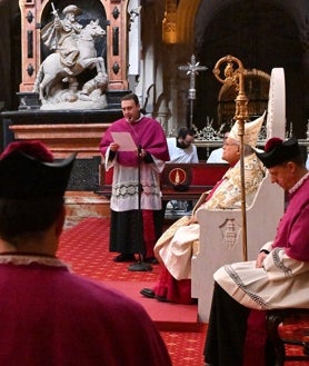 Imagen secundaria 2 - En las imágenes, tres momentos de la toma de posesión en la sala capitular y el altar mayor de la Mezquita-Catedral de Córdoba