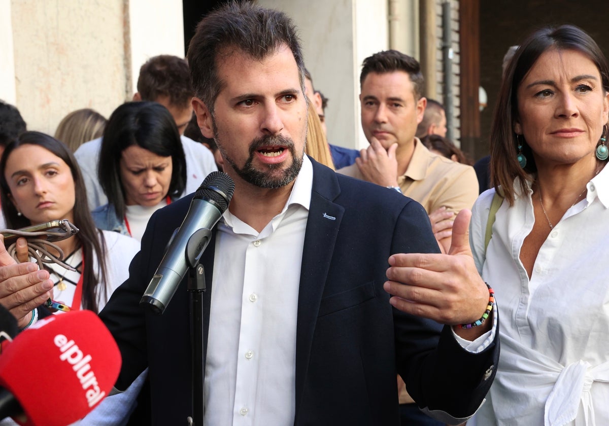 El secretario general del PSOE de Castilla y León, Luis Tudanca, junto a la secretaria de Organización del partido, Ana Sánchez, y el portavoz del PSOE en el Ayuntamiento de Burgos, Daniel de la Rosa, en una imagen de archivo