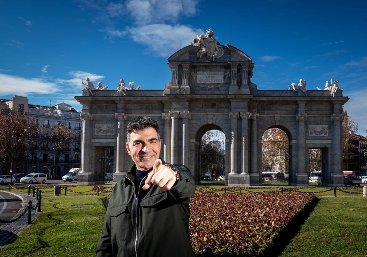 El cocinero Ramón Freixa delante de la Puerta de Alcalá