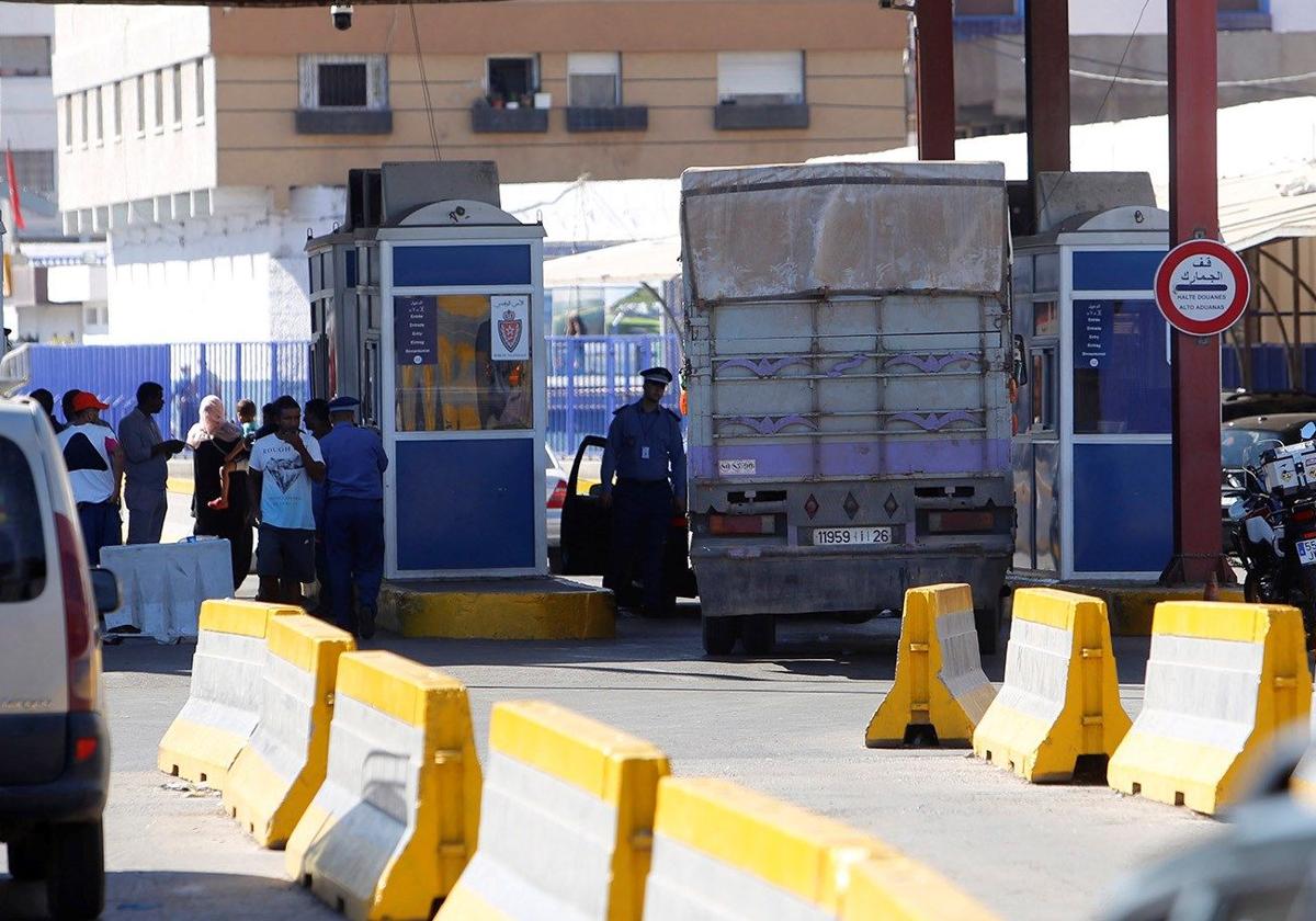 Camiones en la frontera de Beni-Enzar tras la decisión de Marruecos de cerrar la aduana comercial, en 2018