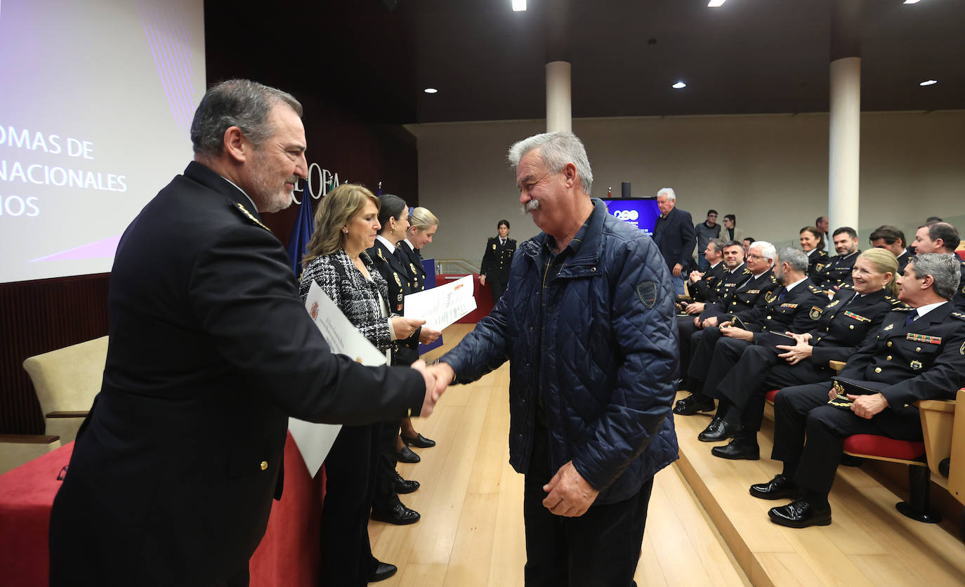 El homenaje de la Policía Nacional de Córdoba a sus agentes jubilados, en imágenes