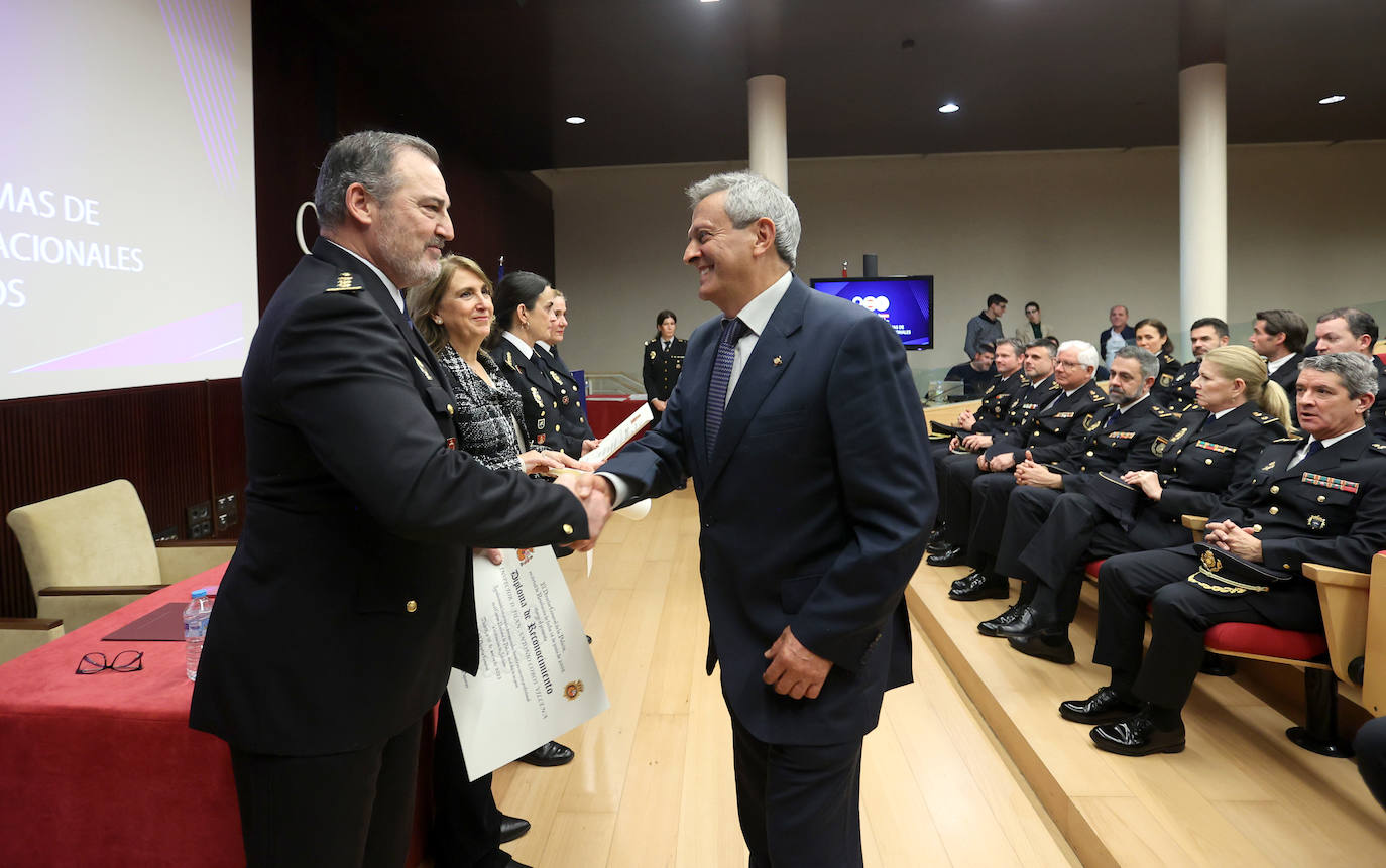 El homenaje de la Policía Nacional de Córdoba a sus agentes jubilados, en imágenes