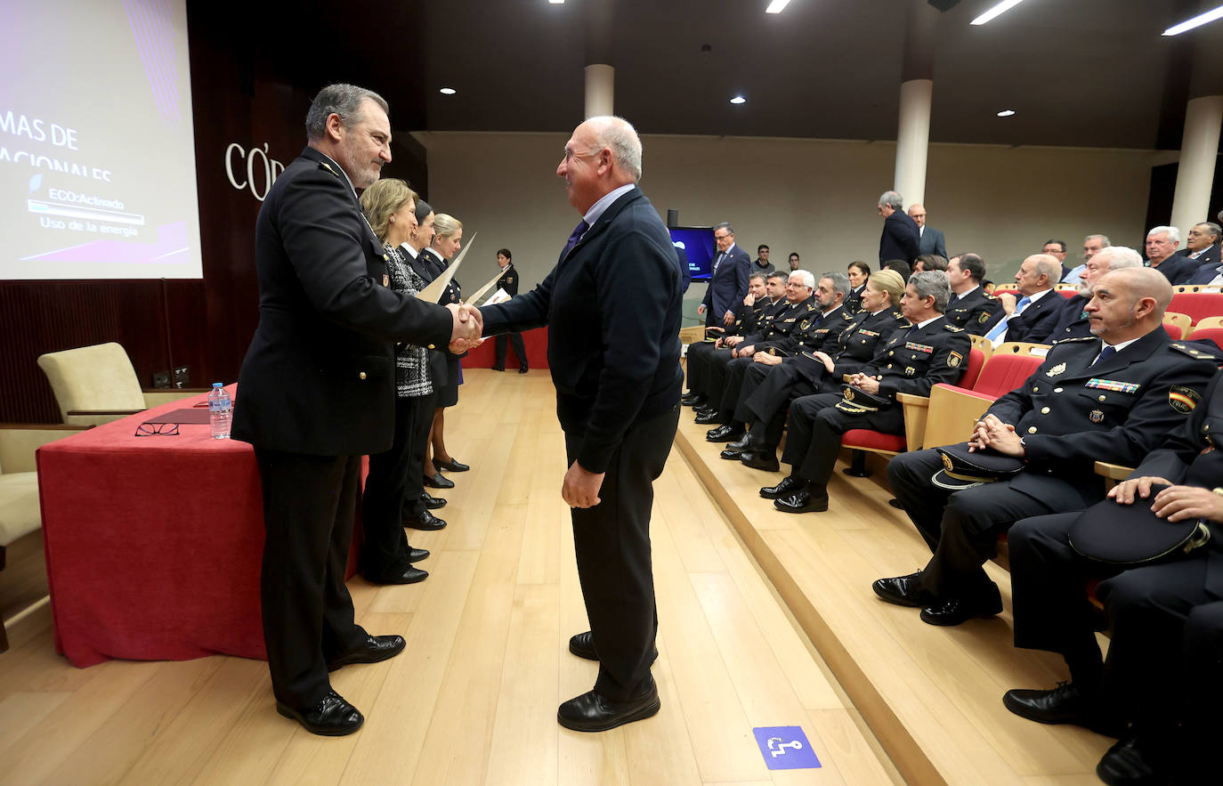 El homenaje de la Policía Nacional de Córdoba a sus agentes jubilados, en imágenes