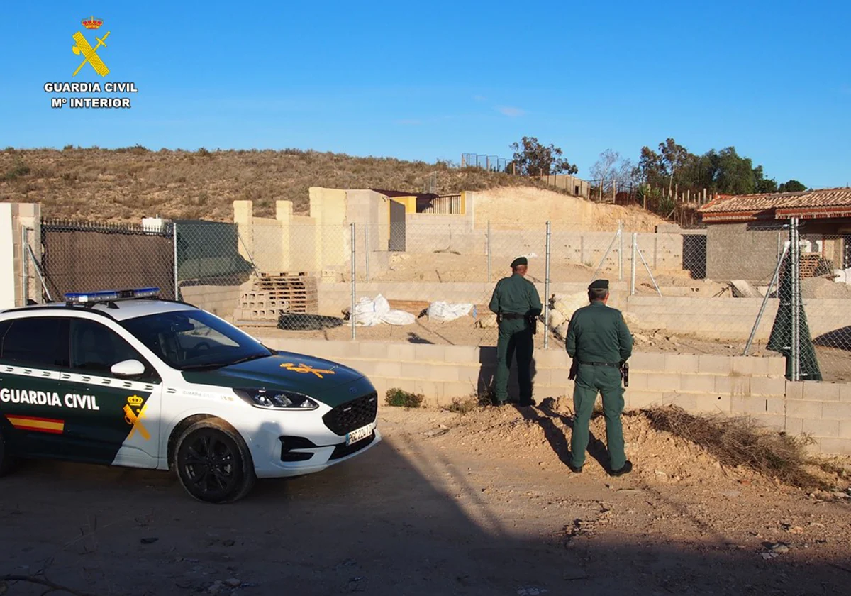 Investigadores de la Guardia Civil acceden a los terrenos donde se edificaban las viviendas ilegales