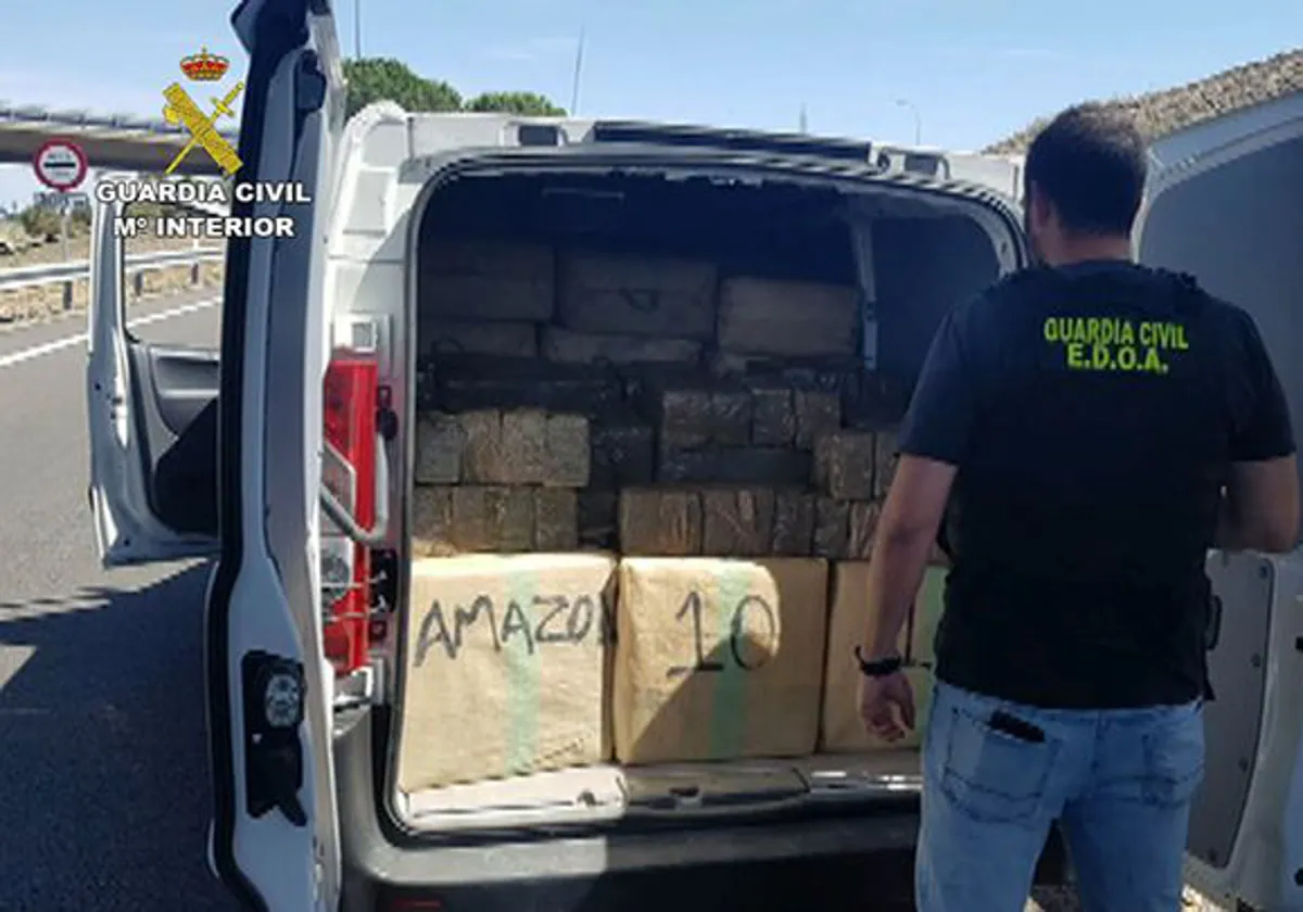 Una de las furgonetas interceptadas por la Guardia Civil en la operación 'Marwone' en Córdoba