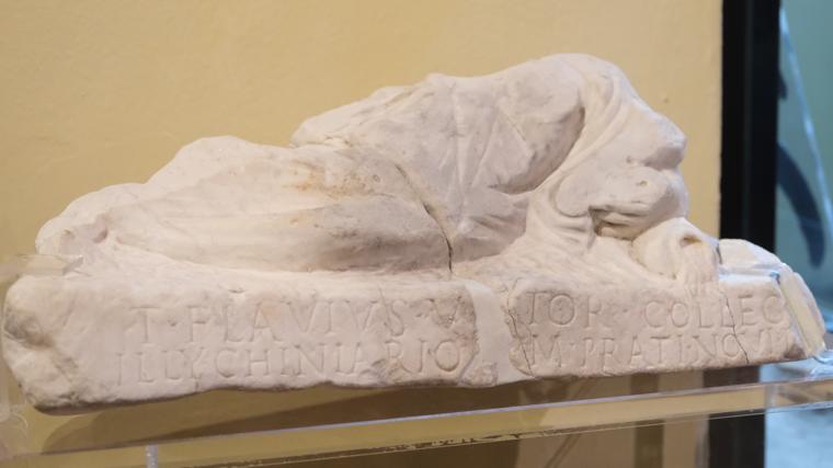 La pieza en detalle con su inscripción abajo expuesta ya en el Museo Arqueológico de Cabra