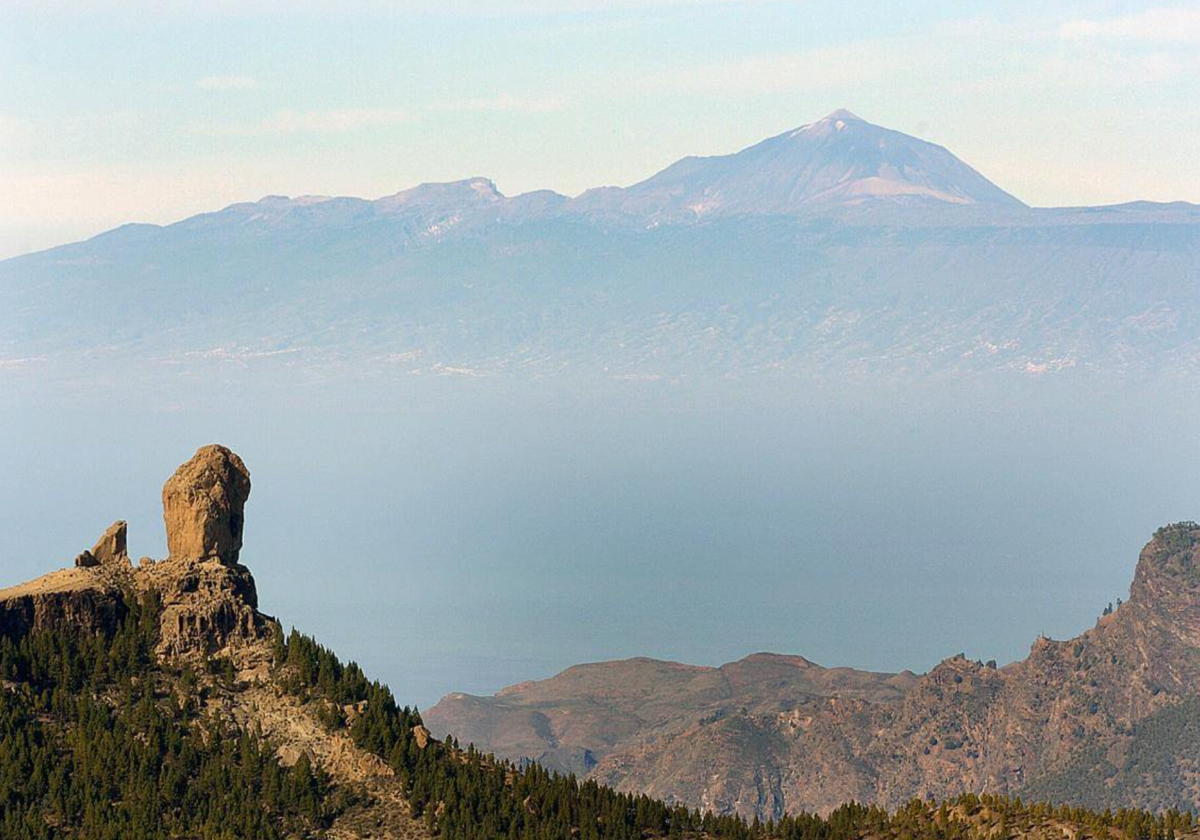 Monumento Natural del Roque Nublo (Gran Canaria) frente a el Teide (Tenerife)