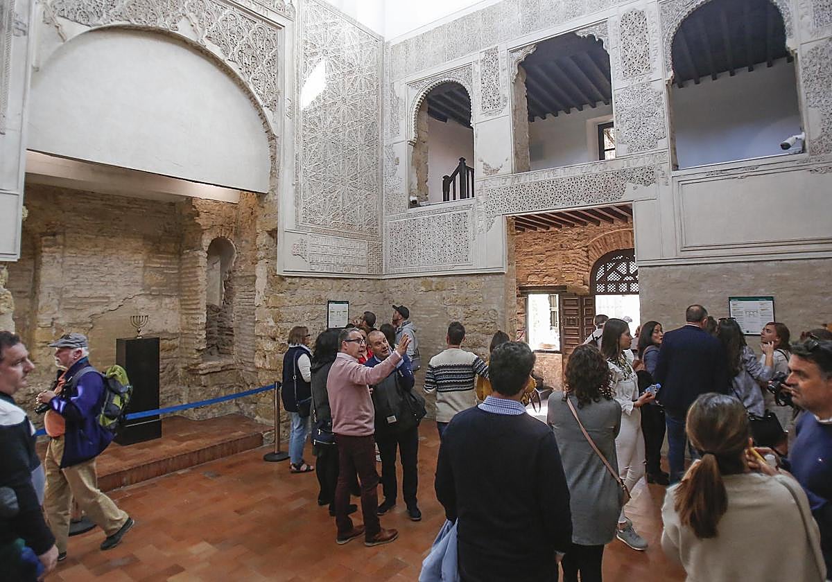 Turistas visitando la Sinagoga