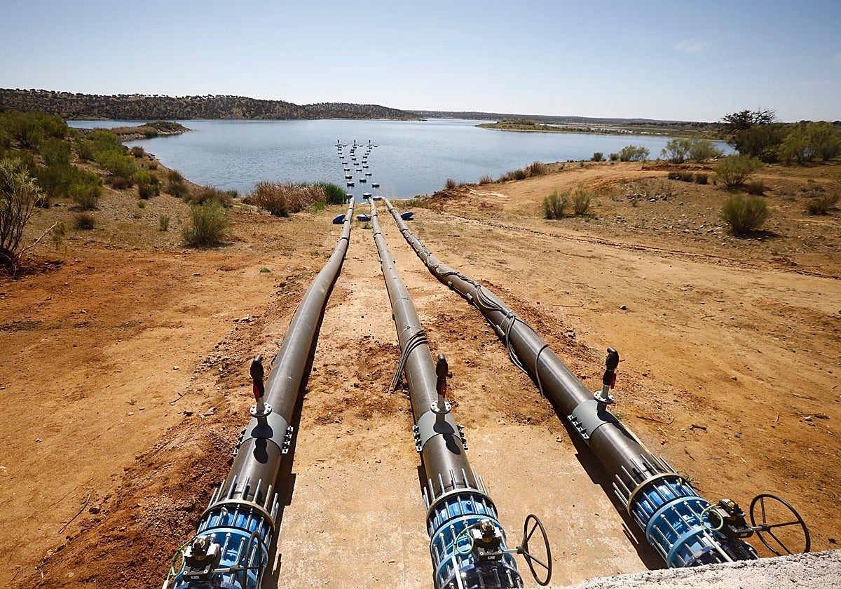 Tuberías de bombeo de agua en el embalse de La Colada