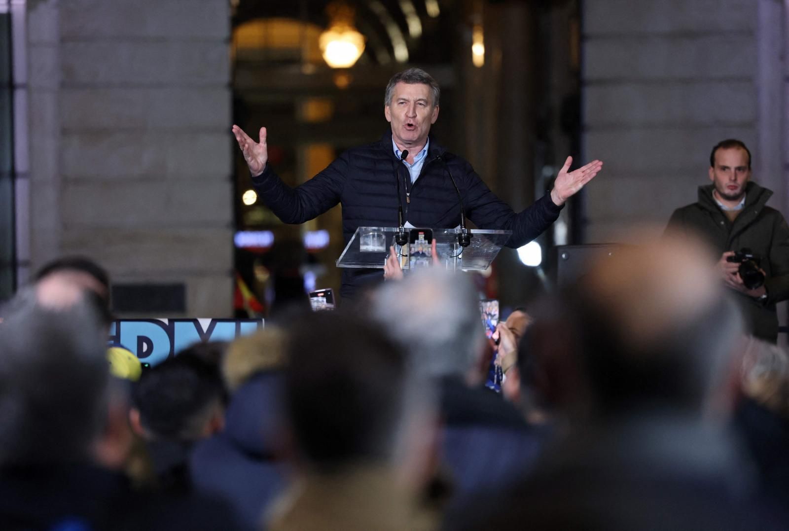 El líder del PP, Alberto Núñez Feijóo, participa en la manifestación en Sol a favor de Edmundo González.