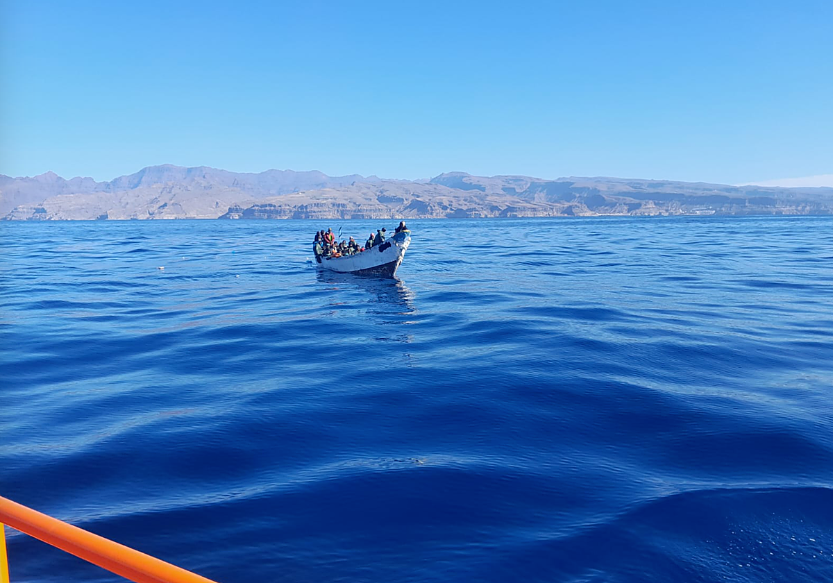 Cayuco localizado a unos 9 kilómetros al sur de Gran Canaria, con 63 personas a bordo