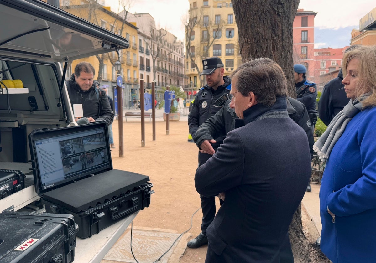 Almeida visita las cámaras de videovigilancia de la plaza del Dos de Mayo