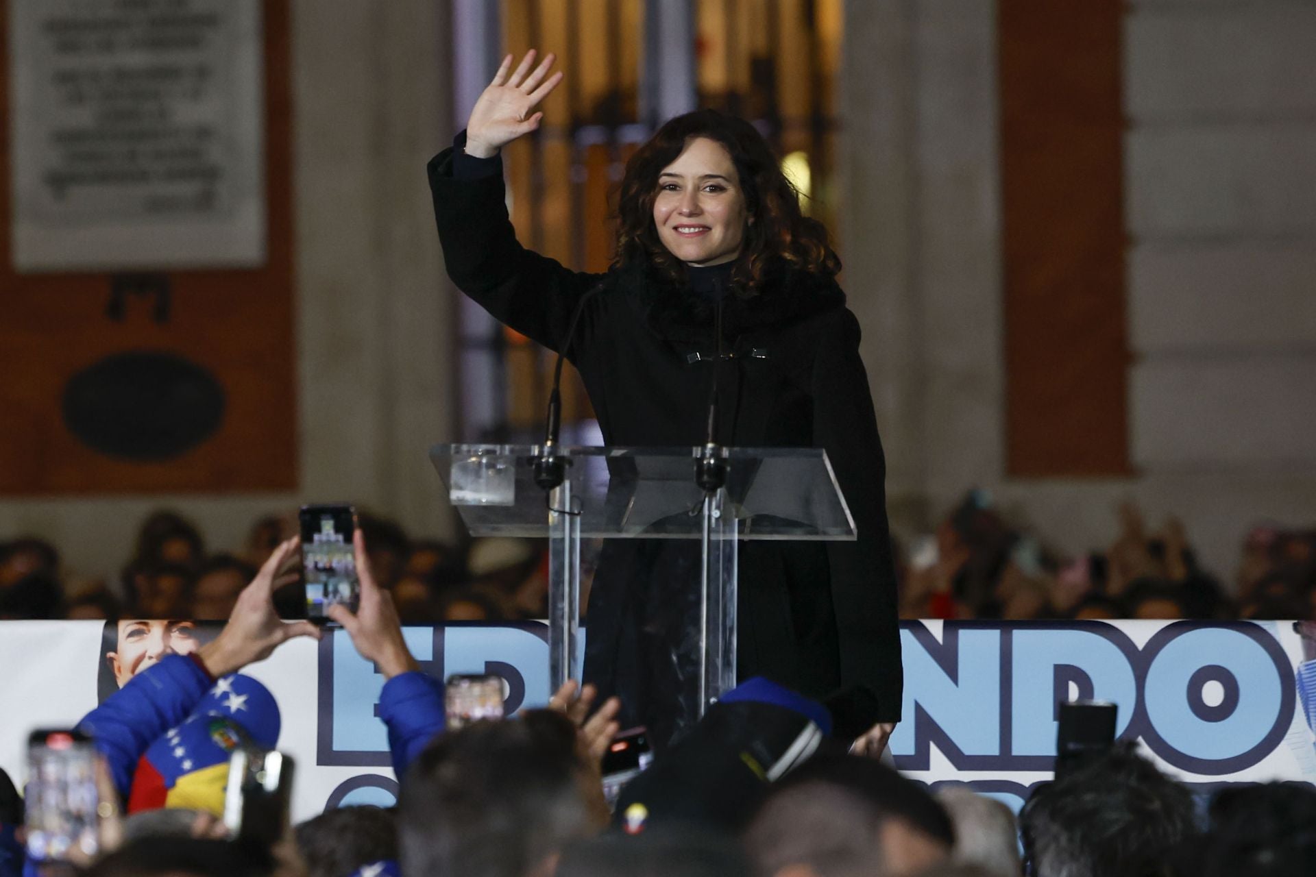 La presidenta de la Comunidad de Madrid, Isabel Díaz Ayuso, participa en la concentración en la Puerta del Sol para apoyar a Edmundo González Urrutia.