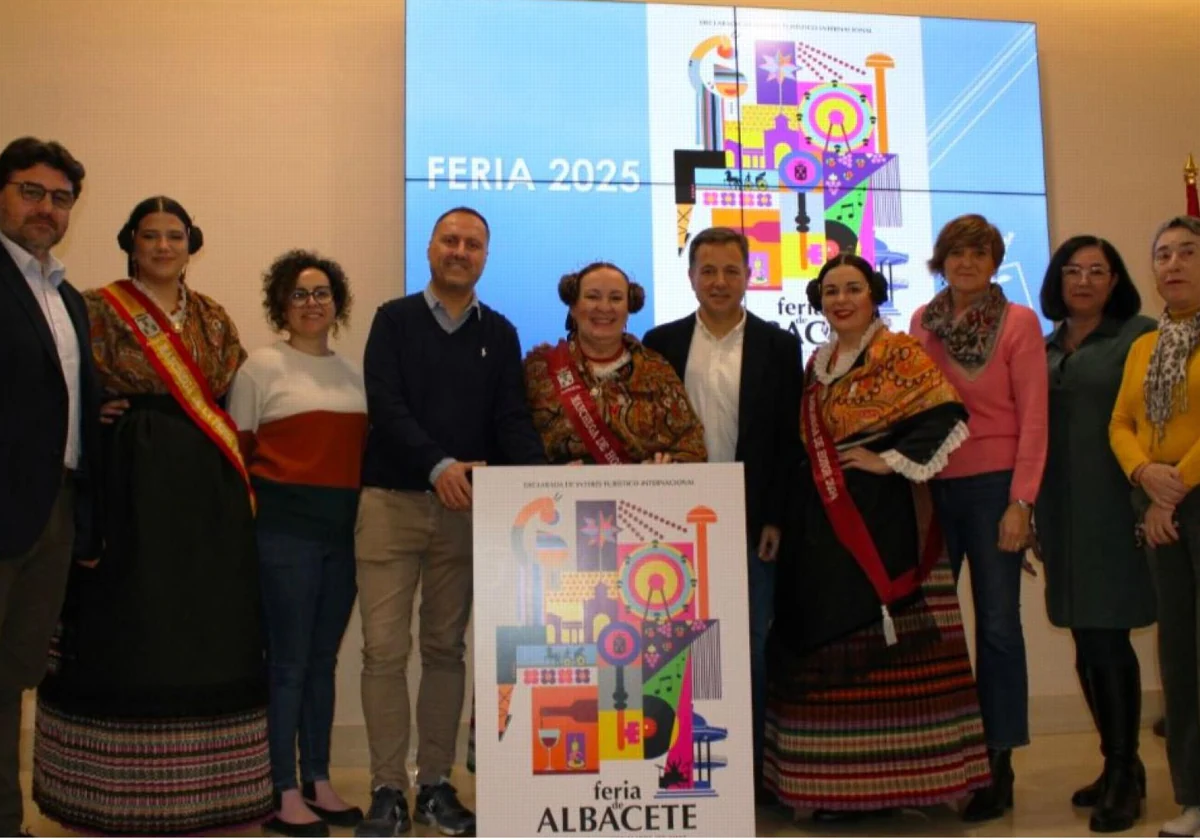 El alcalde de Albacete, Manuel Serrano, con el autor del cartel de la Feria 2025, Abel Rocha, en la presentación de la imagen oficial