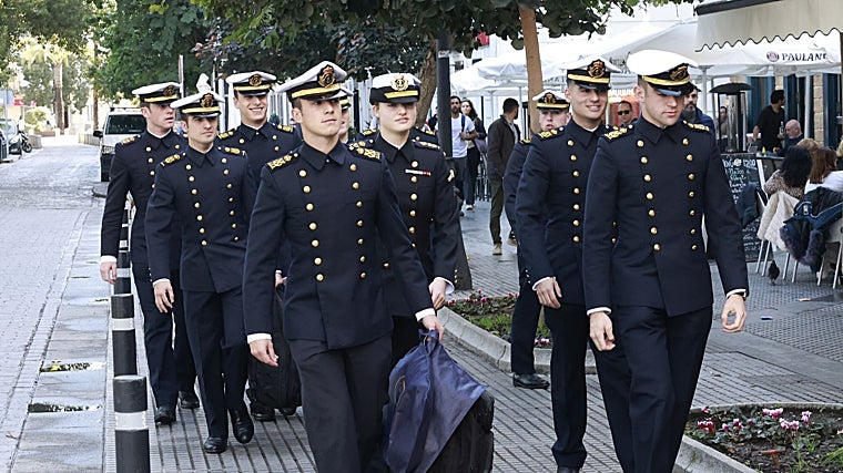 La Princesa Leonor, junto a algunos de sus compañeros guardiamarinas, por las calles de Cádiz