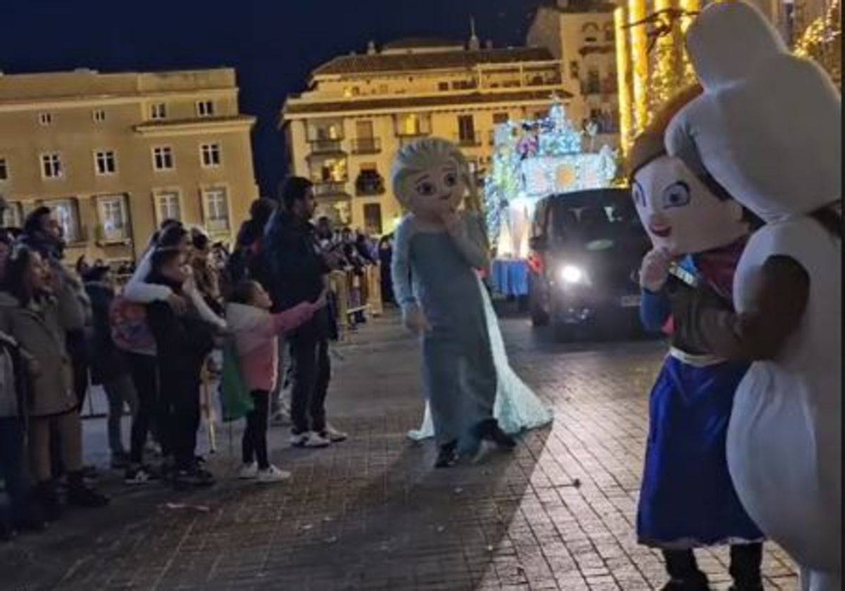 El personaje de Elsa de Frozen en la plaza de la Catedral de Jaén