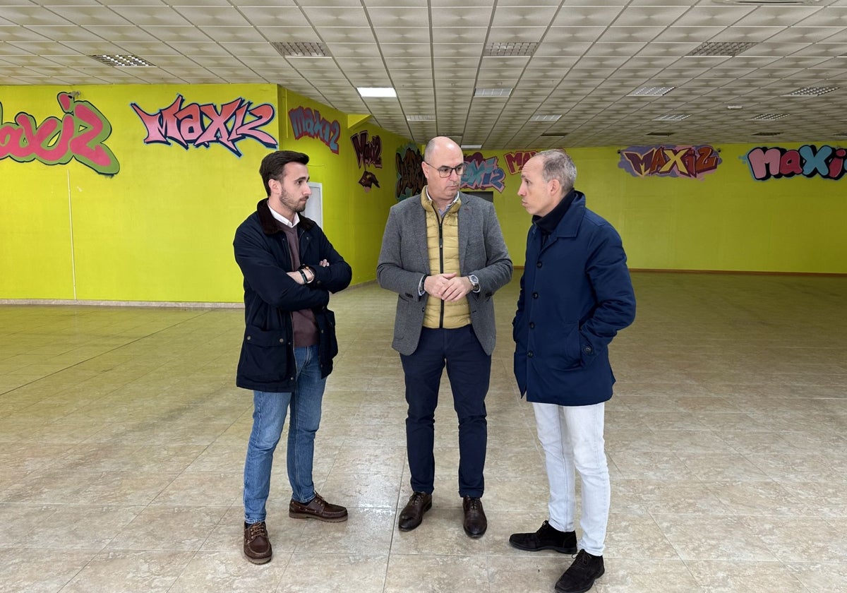 Alonso, Arias y Sánchez-Heredero durante una visita a las instalaciones del Centro Joven de Fuensalida