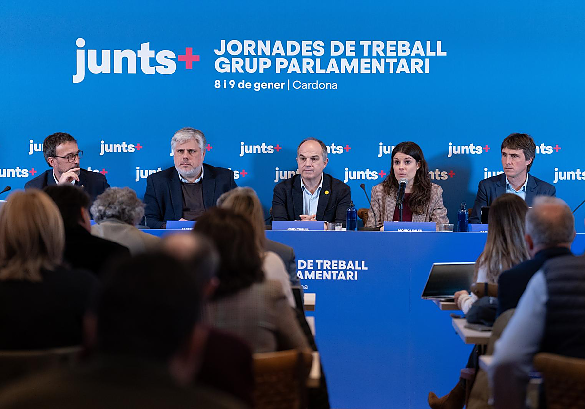 La cúpula de Junts, menos Carles Puigdemont, ayer, al inicio de la reunión del grupo parlamentario de Barcelona, en Cardona (Barcelona)