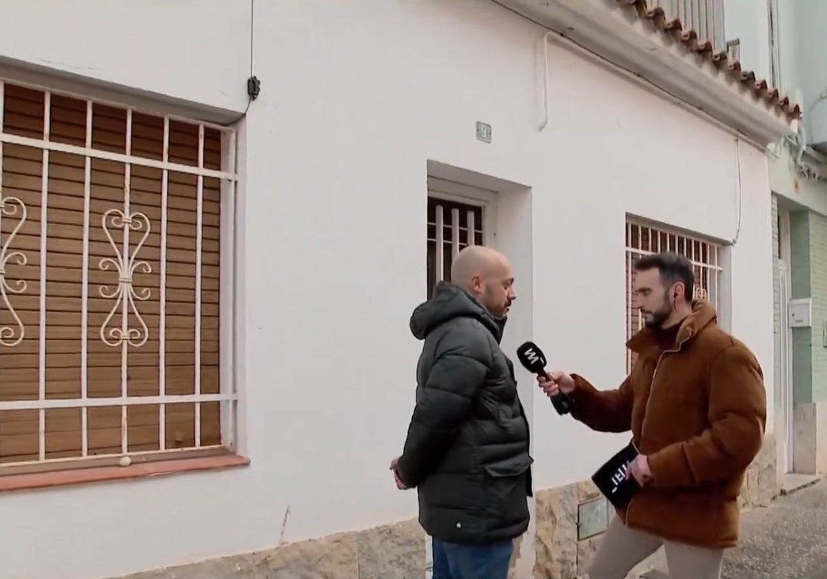 Jordi, durante su entrevista, a las puertas de su casa okupada a la que no puede entrar