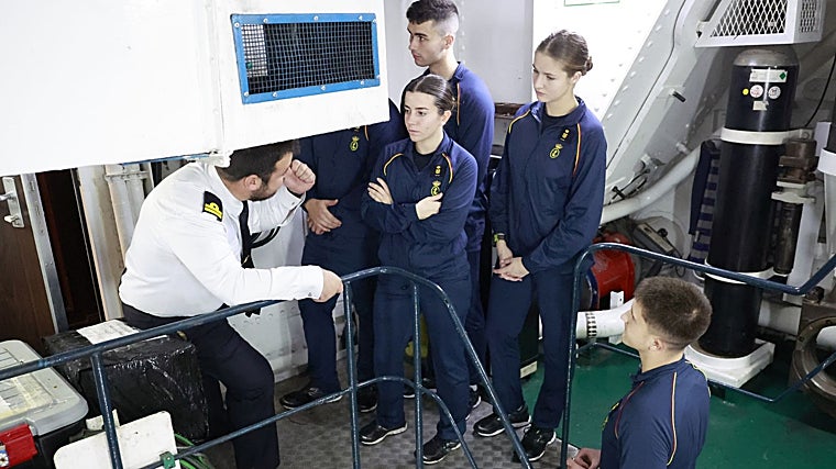 La Princesa Leonor, junto a algunos de ss compañeros, durante la instrucción de esta mañana a bordo de Elcano