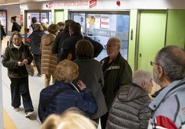 Colas interminables para renovar el abono transporte para mayores de 65 años