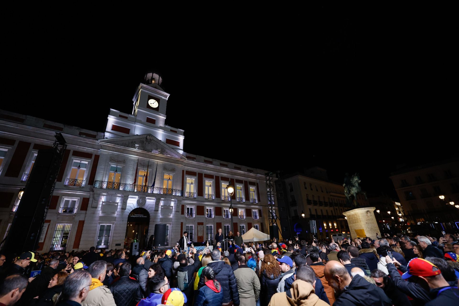 Miles de personas llenan la madrileña Puerta del Sol en apoyo a Edmundo González Urrutia.