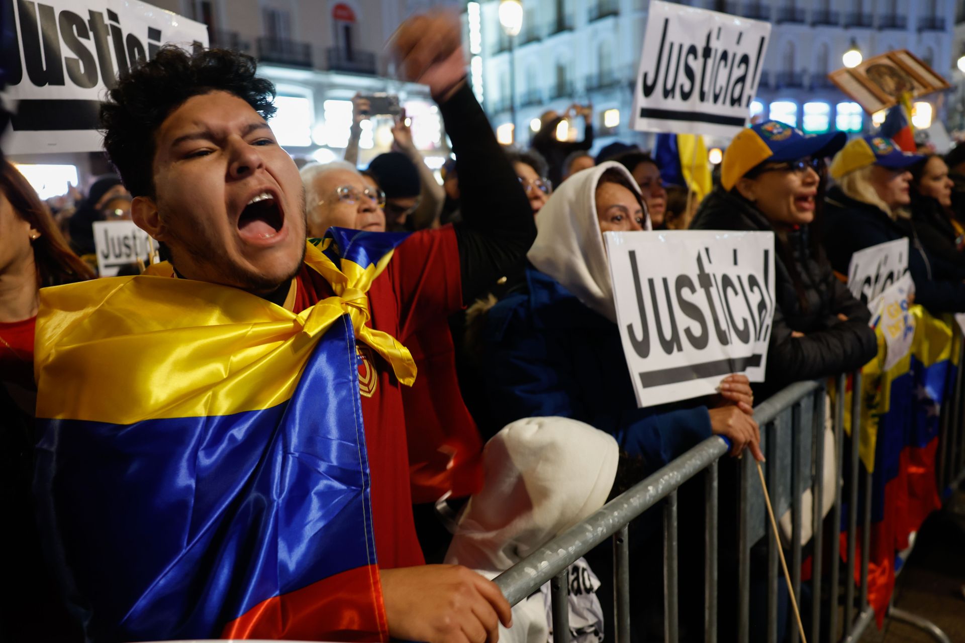 Uno de los asistentes a la concentración de Madrid en apoyo a Edmundo González el día de antes de la toma de posesión en Venezuela.