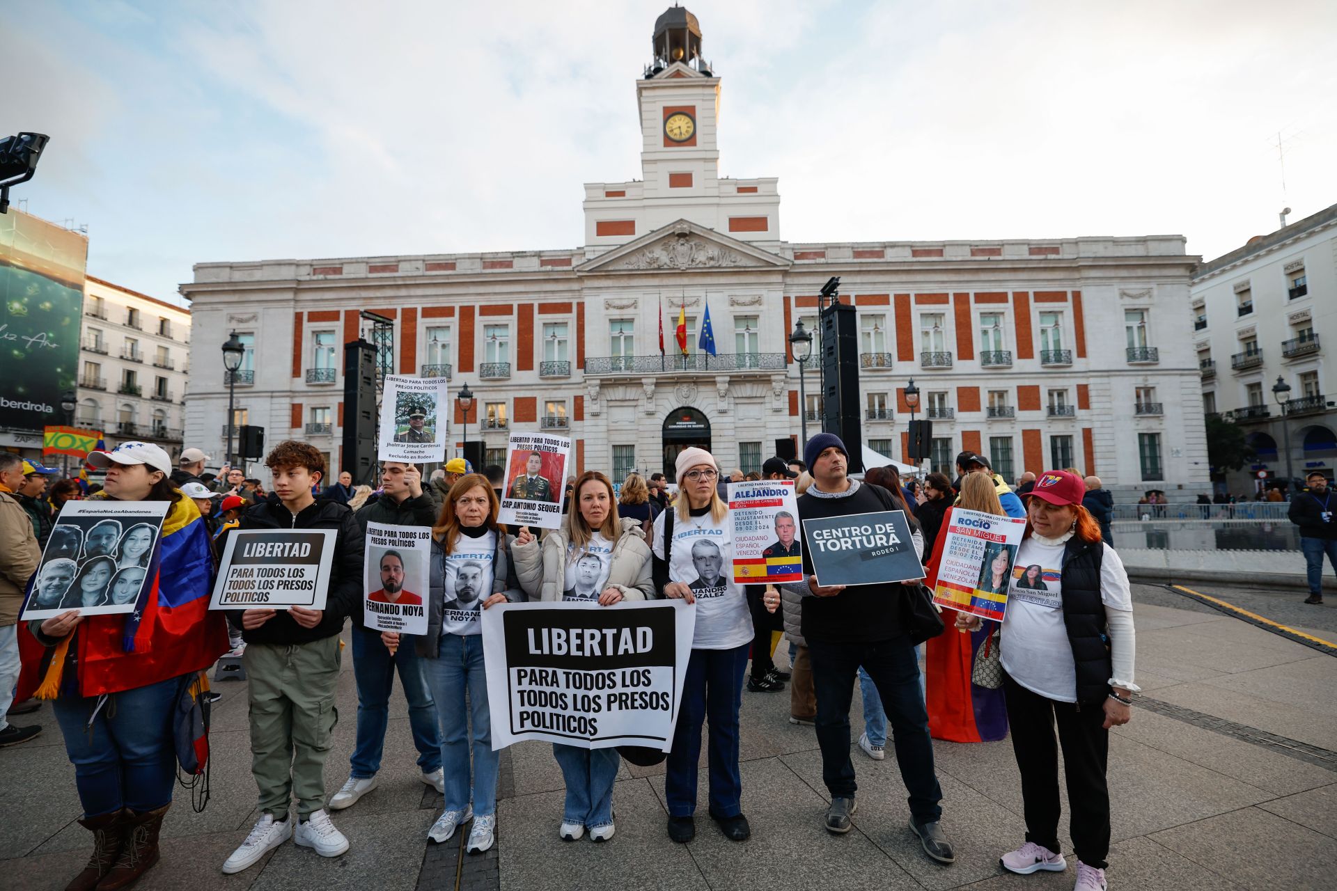 Pancartas de «libertad para todos los presos políticos» o de «centro de tortura» en las manos de varios de los primeros asistentes en llegar a Sol.
